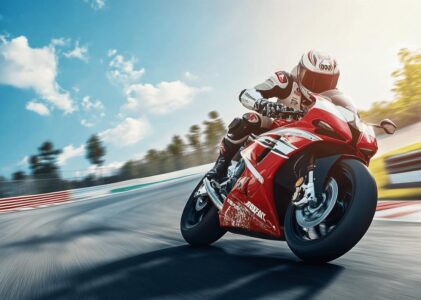 La différence entre conduite et pilotage moto